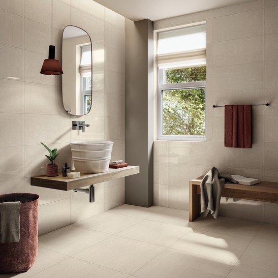 Bagno moderno minimalista con pavimento effetto cemento beige