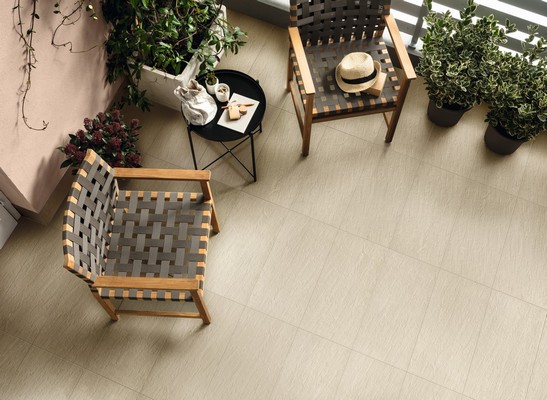 Balcone tradizionale con pavimento effetto pietra beige