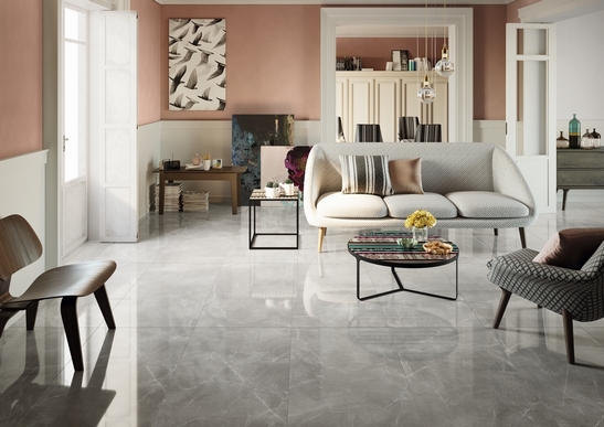 Soggiorno moderno: pavimento gres effetto marmo grigio di lusso e toni del bianco