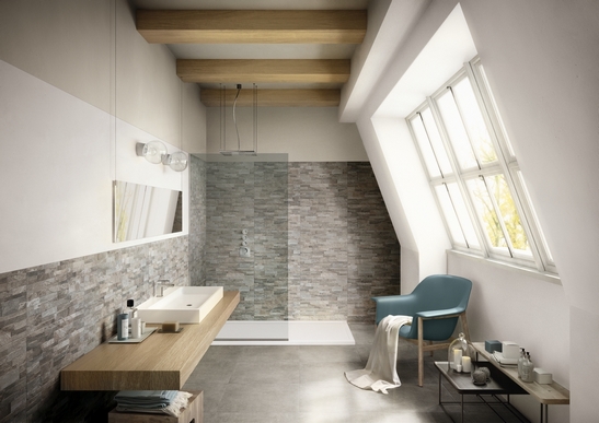 Salle de bains moderne avec douche. Imitation pierre grise pour un style industriel.