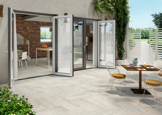 Patio moderno con pavimento in gres effetto pietra chiara