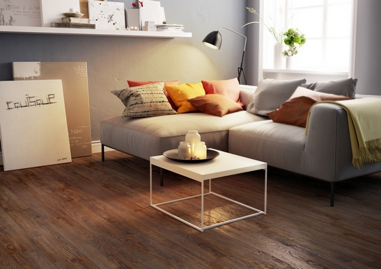 Soggiorno elegante piccolo, pavimento in pvc effetto legno rustico e toni del grigio