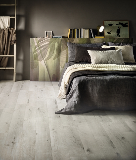 Chambre moderne en blanc et gris, sol en PVC imitation bois rustique.
