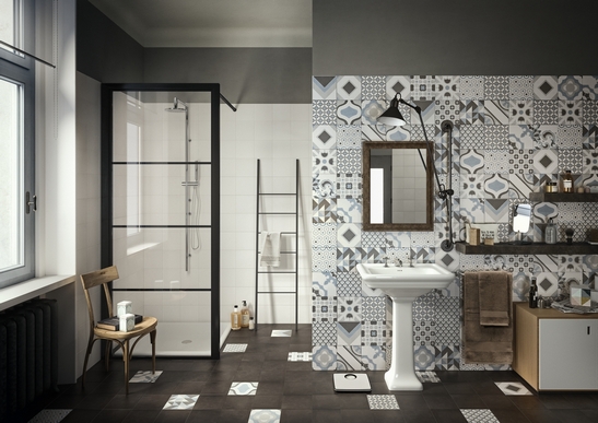 Modernes Badezimmer mit Dusche. Blaue Cementina-Optik für einen Vintage Touch
