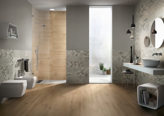 Modernes Badezimmer mit Dusche. Holzoptik, Vintage Fliesen: ein luxuriöser Hauch