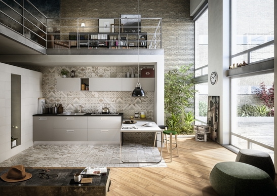 Cuisine moderne ouverte : imitation bois avec carrelage beige, blanc et gris pour une touche vintage.
