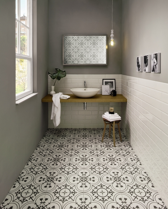 Klassisches Badezimmer in Vintage Flair dank der schwarzen und weißen Cementina-Optik Fliesen