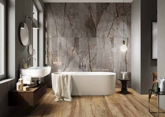 Salle de bains moderne avec baignoire. Effet marbre gris classique et bois de luxe beige.
