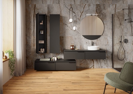 Bagno moderno di lusso con pavimento effetto legno e rivestimento effetto marmo