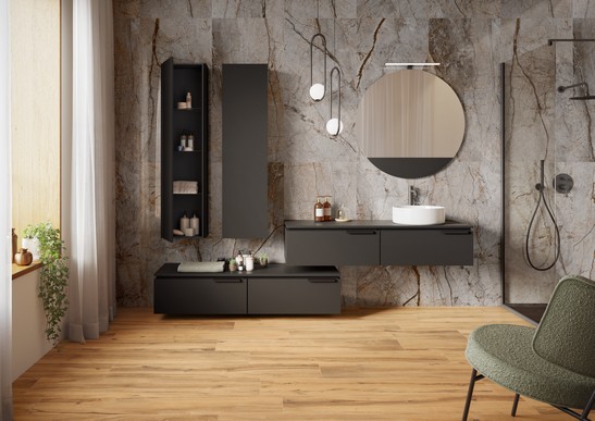 Salle de bains moderne luxueuse avec sol effet bois et revêtement effet marbre