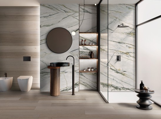 Modernes Badezimmer mit Boden Holzoptik und Wandfliesen Marmoroptik Weiss und Grün