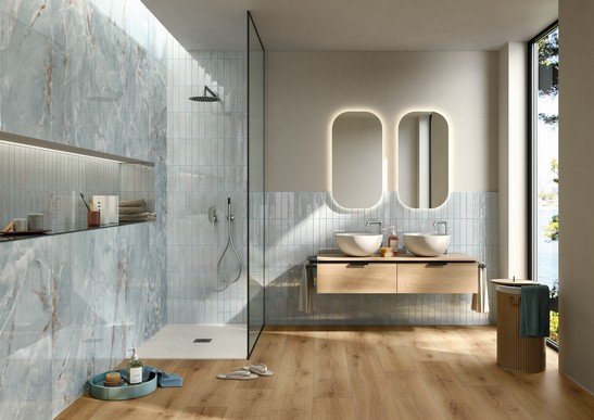 Salle de bains moderne de luxe colorée tons bleus, sol effet bois