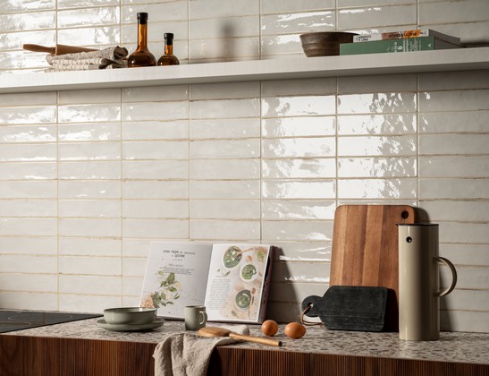 Cuisine moderne linéaire avec carrelage mural blanc brillant.