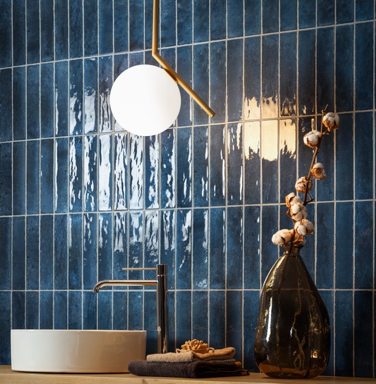 Kleines und minimalistisches Badezimmer mit Blau glänzendem Feinsteinzeug für einen modernen Hauch