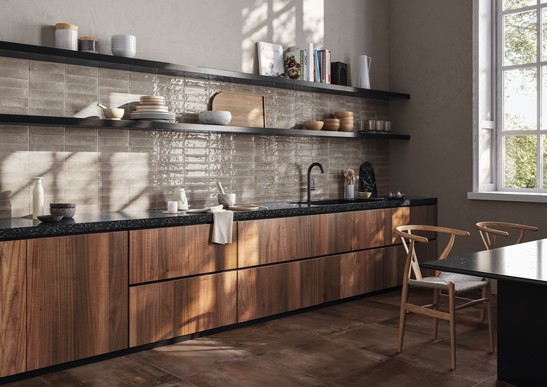 Cucina moderna con pavimento gres effetto ruggine per un tocco industrial