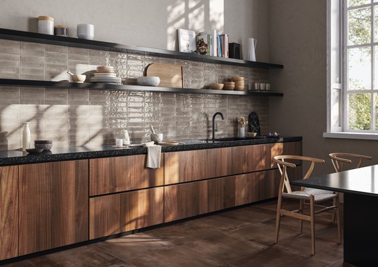 Cuisine moderne avec sol en grès cérame effet rouille pour une touche industrielle.