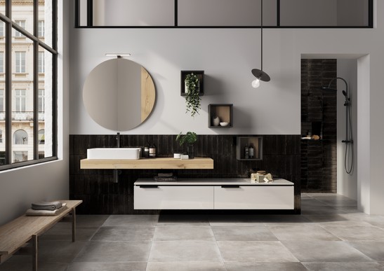 Modernes Badezimmer mit Dusche, grauem Feinsteinzeug in Betonoptik und schwarzen Wandverkleidung