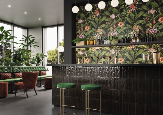 Modernes Restaurant-Café in grün und schwarz mit Boden in Steinoptik