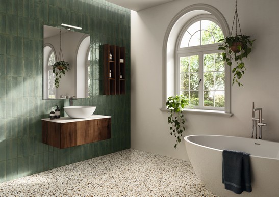 Salle de bains moderne avec baignoire, grès cérame effet terrazzo vintage dans des tons de vert.
