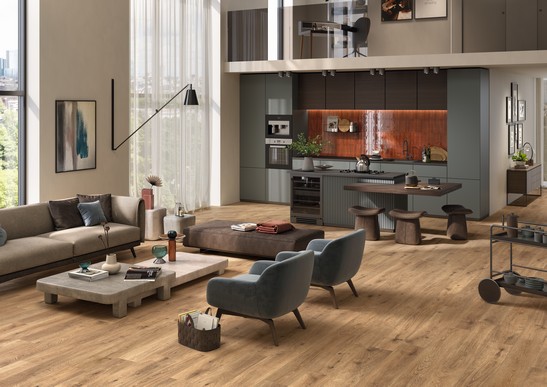 Cuisine open space avec séjour moderne, sol en grès cérame effet bois marron et revêtement en carrelage rouge