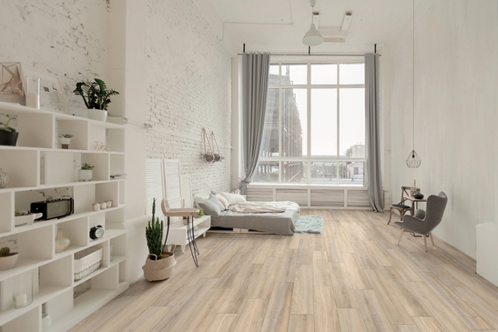 Chambre moderne blanche et beige, sol industriel effet bois industriel.