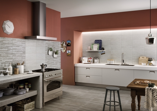 Cuisine moderne linéaire avec détails en béton, pierre et bois.