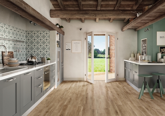 Cuisine vintage rustique linéaire avec imitation bois et détails verts et gris.