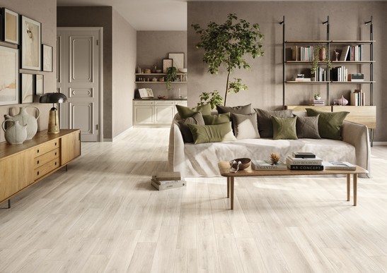 Soggiorno moderno open space con gres effetto legno e pareti sui toni beige vintage