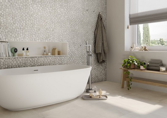 Modernes Bad mit Badewanne, weißes Mosaik Maromoroptik 