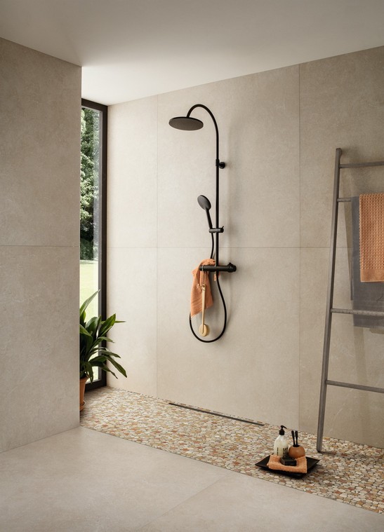 Salle de bains minimaliste luxueuse, douche en mosaïque de marbre, sol et murs imitation pierre