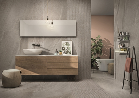 Salle de bains moderne avec baignoire. Imitation pierre grise minimaliste pour un style industriel.