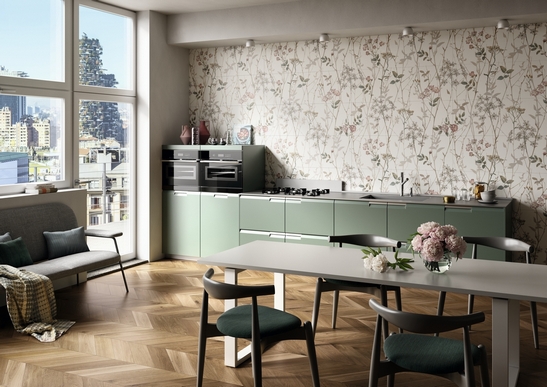 Cuisine moderne linéaire ouverte. Parquet à chevron et détails floraux pour une touche classique.