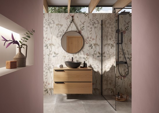 Small, modern bathroom with concrete-effect flooring and beige wallpaper-effect wall covering.