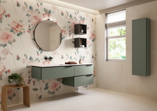 Bagno moderno di lusso con rivestimento effetto carta da parati floreale colorata