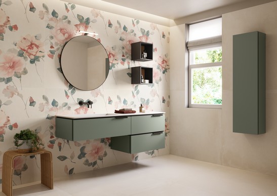 Modernes luxuriöses Badezimmer mit Wandfliesen Tapetenoptik in gefärbtem Blumenstil