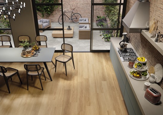 Cuisine moderne et élégante avec sol pvc effet bois chêne beige