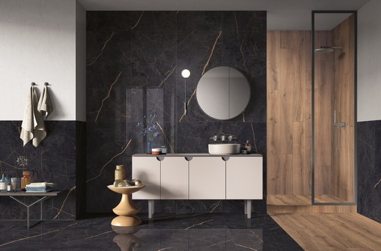 Salle de bains moderne classique avec grès cérame effet marbre noir et bois pour une touche de luxe.