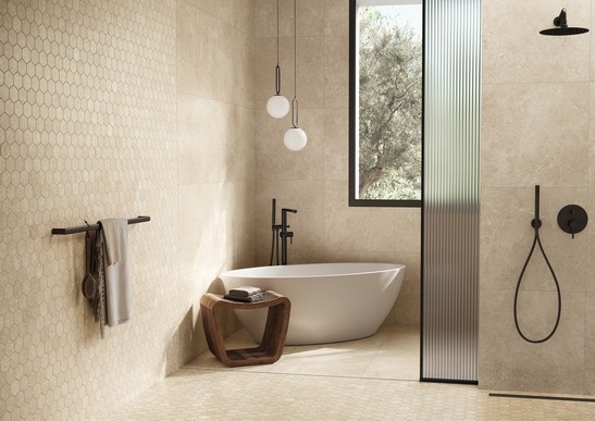 Modernes, luxuriöses und minimalistisches Bad mit Badewanne und Dusche, beiger Steinoptik Modernes, luxuriöses und minimalistisches Bad mit Badewanne und Dusche, beiger Steinoptik