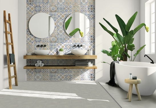 Modernes Badezimmer mit Badewanne. Blaue und weiße Vintage-Fliesen und rustikales Holz