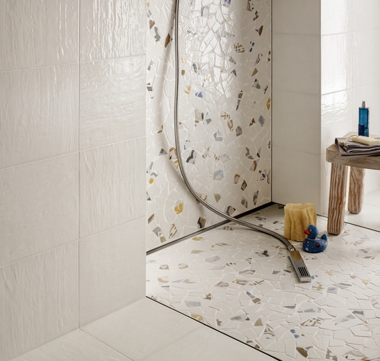 Modernes Badezimmer mit Dusche. Rustikales Mosaik mit weißen und gelben Vintage Dekorationen