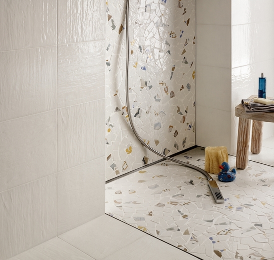 Salle de bains moderne avec douche. Mosaïque rustique avec motif vintage blanc et jaune.