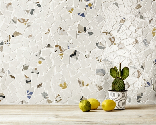 Cucina moderna e rustica piccola con mosaico bianco