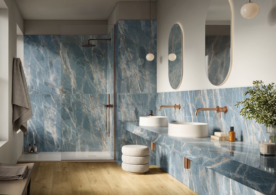 Modernes luxuriöses Badezimmer mit Dusche. Marmoroptik Blau und Holzoptik