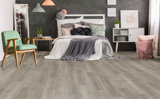 camera da letto moderna, pavimento in PVC effetto legno grigio