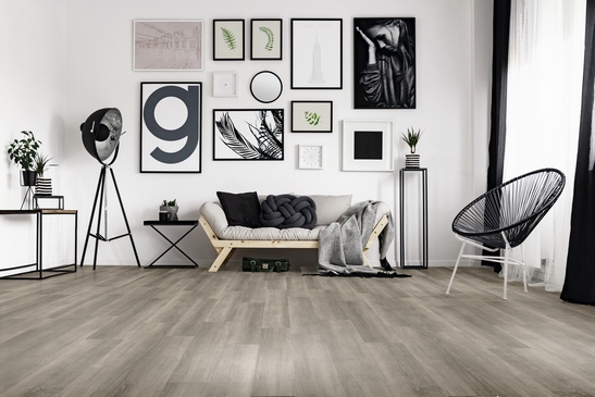 Soggiorno moderno con pavimento effetto legno grigio e bianco