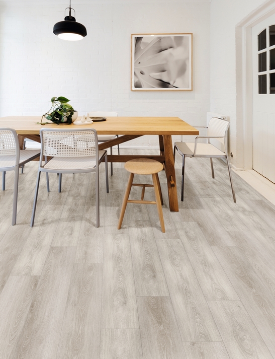 Minimalistisches, modernes Wohnzimmer: Boden in Naturholzoptik und Grautönen