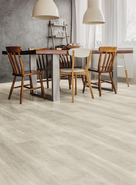 Soggiorno moderno, pavimento effetto legno naturale e toni del grigio chiaro