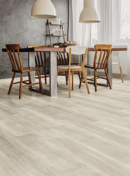Modernes Wohnzimmer: Boden in Naturholzoptik und hellen Grautönen