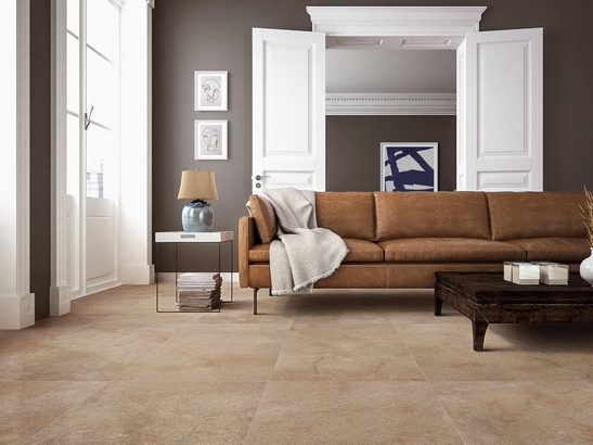 Soggiorno classico con pavimenti effetto pietra beige e toni del grigio per un tocco moderno