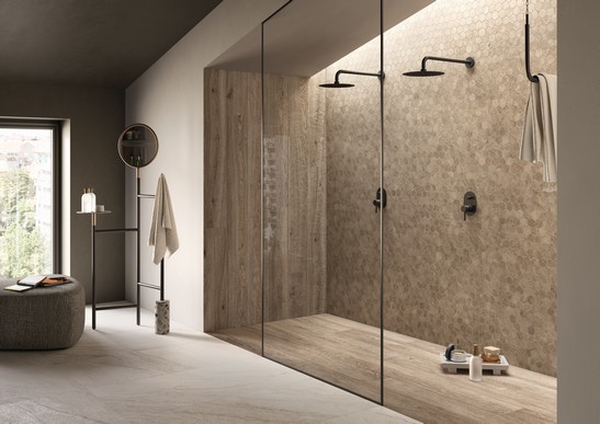 Salle de bains moderne luxueuse avec sol effet bois et revêtement effet papier peint